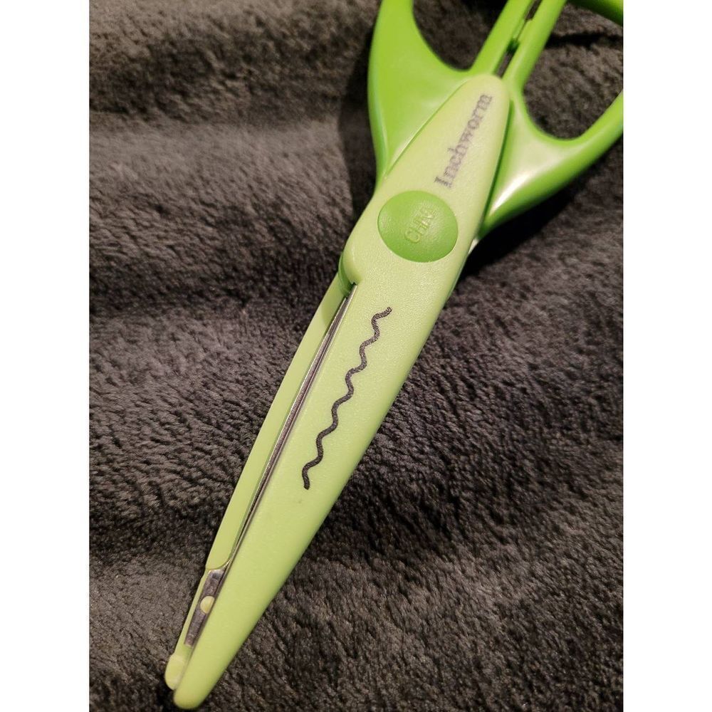 Inchworm Paper Edger Scissors - Picture 2 of 4